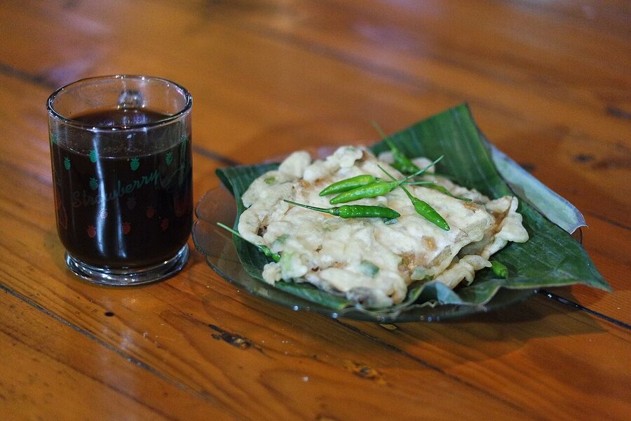 Kopi tubruk served with mendoan tempeh fritters