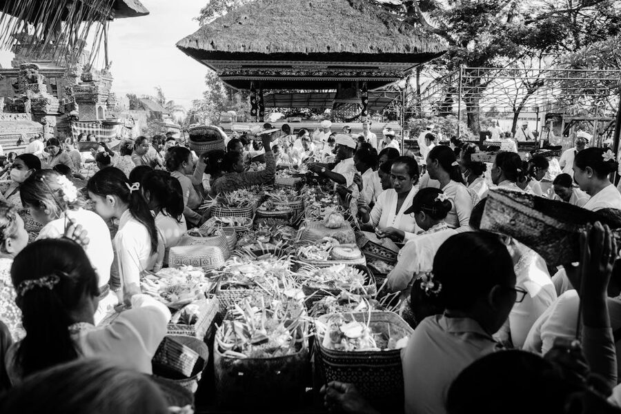 Black and white image of crowd at a Balinese offering ceremony in white dress
