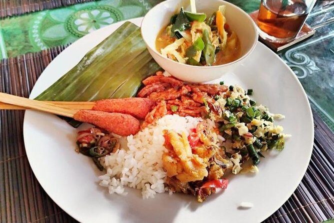 Afternoon Cooking Class & Making Bali Offering with Dinner - Before the stove: Canang Bali offering and the cultural setup