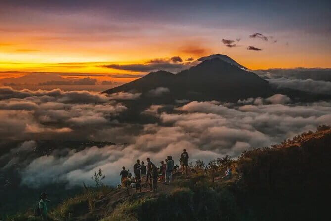 Bali day trip : Batur Sunrise Hike and Hot Spring All inclusive - The summit experience: sunrise + volcanic steam breakfast
