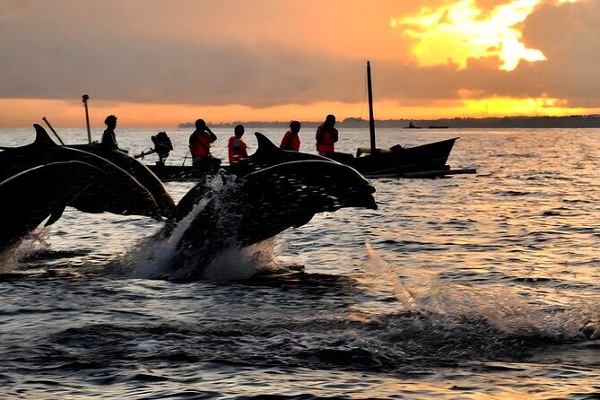 Bali Dolphin Watching Sunrise Tour in Lovina Beach - Lunch with lake and temple views: the “yes, this is why” part
