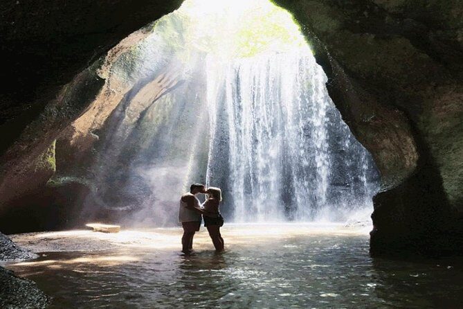 Bali Instagram Tour and Sunrise at gate of heaven - The photo plan: waiting, posing, and how the photographer helps