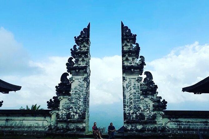 Bali : Instagrams Tour Lempuyang Temple, Tirta Gangga- Tukad Cepung , Tibumana Waterfall - Gate of Heaven (Lempuyang Temple): the photo payoff and the reality check