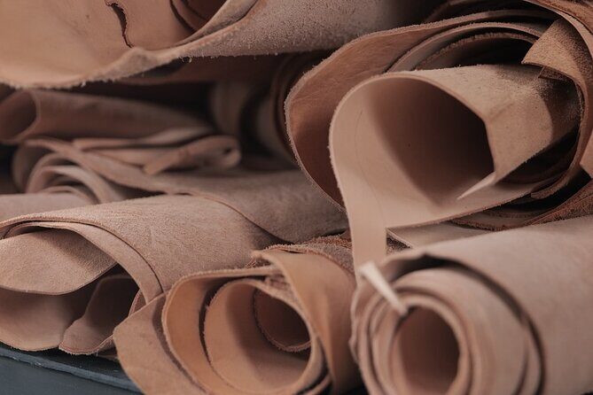 Bali Leather Craft Workshop - 6 hours ( canggu / seminyak) - Dyeing and preparing leather for stitching