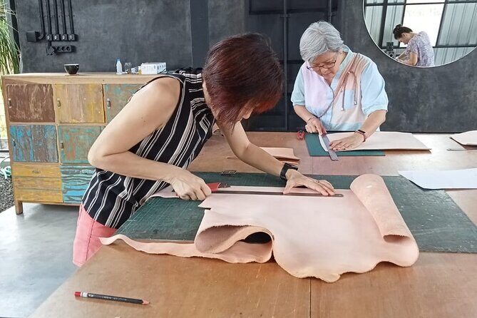 Bali Leather Craft Workshop - 6 hours ( canggu / seminyak) - Edge polishing, varnish, and the final hardware details