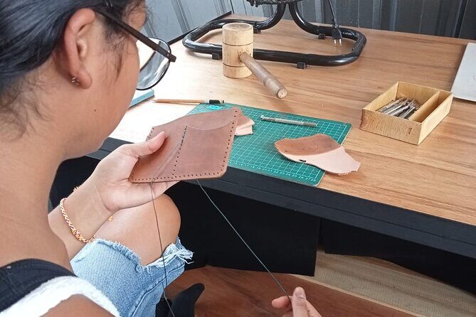Bali Leather Craft Workshop - 6 hours ( canggu / seminyak) - Cutting patterns and choosing leather that suits your style