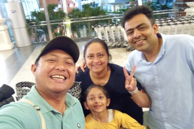 Bali Private Airport Pick up - Meeting the driver fast: orange name signs and clear communication