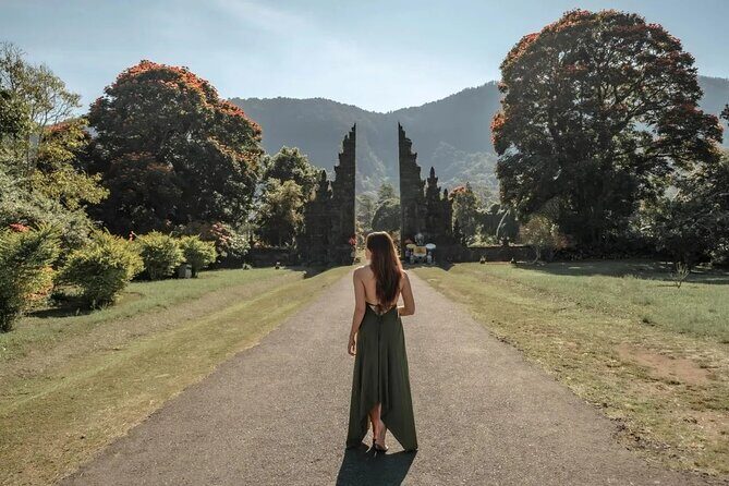 Bali Private Tour: Handara Iconic Gate, Watefall and Temple - Ulun Danu Beratan Temple on Lake Bratan: A Calm Contrast