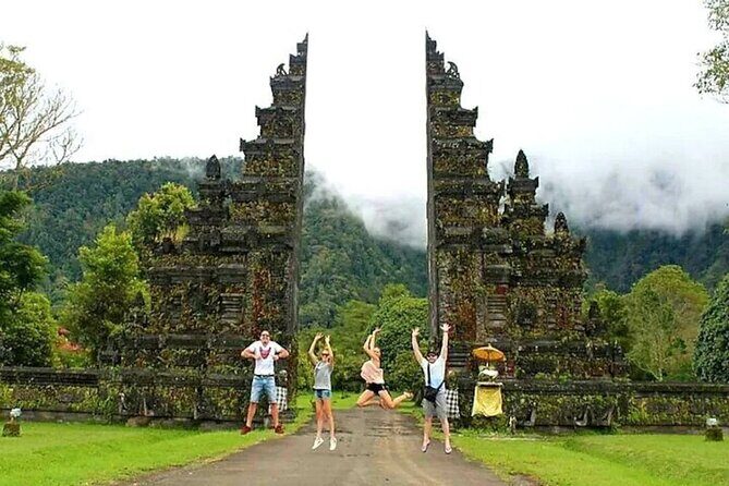Bali Private Tour: Ulun danu Temple, Iconic Handara Gate & Tanah lot sunset. - The vibe you should expect