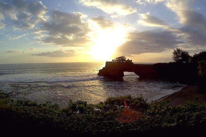 Bali Private Tour: Ulun danu Temple, Iconic Handara Gate & Tanah lot sunset. - Tanah Lot sunset: how to get the shot and still enjoy the view
