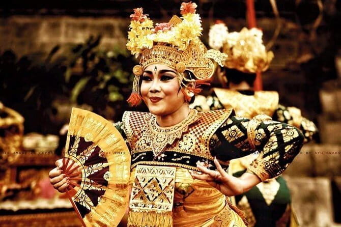 Bali Private Tour: Waterfall, Monkey forest and Tanah lot sunset - Ubud Royal Palace and Traditional Art Market: quick stops with real texture