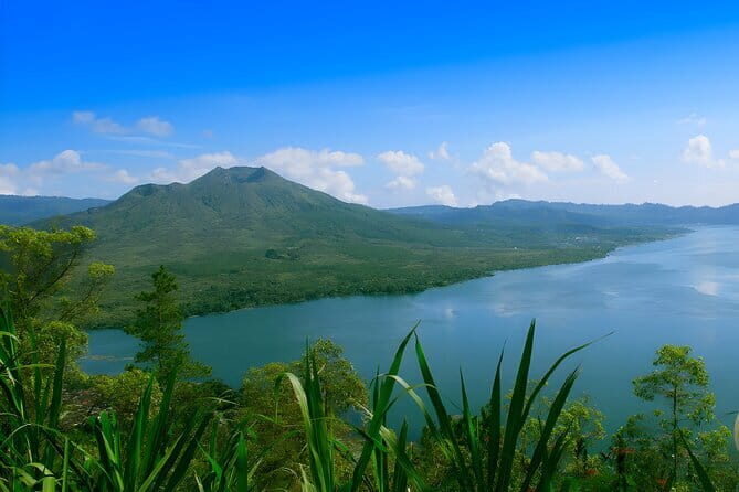 Bali Sekumpul with Fiji Waterfall & Bedugul Temple (Private Tour) - Ulun Danu Bratan Temple in Bedugul: your lake-side cultural pause