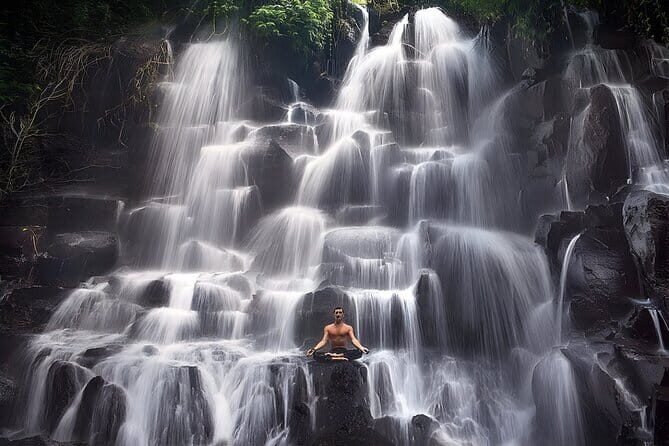 Banyumala Waterfall, Jatiluwih, Ulun Danu and Tanah Lot tours - Ulun Danu Bratan: a lake-temple stop on the Bedugul plateau