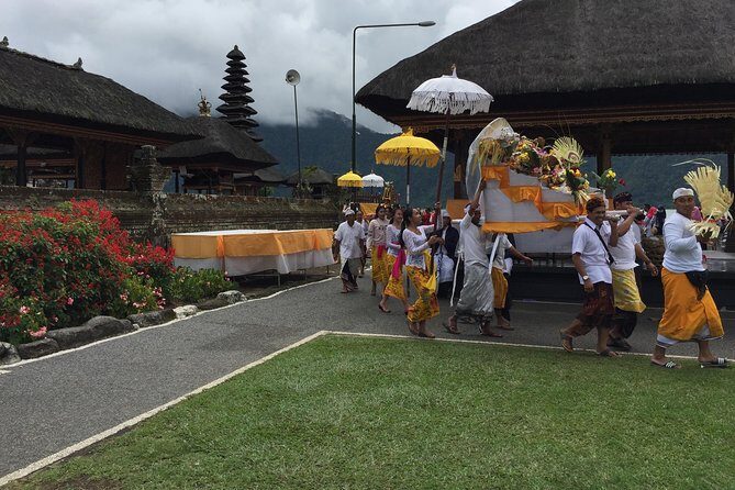 Best of Bali Water Temple and UNISCO Rice Terrace Trek - Stop 2: Ulun Danu Beratan on the Lake-Crater Edge