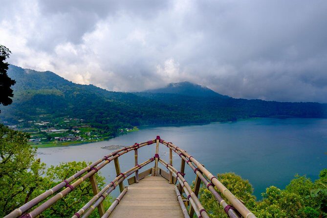 Best of North Bali: Banyumala Waterfall, Handara Gate and Temple - Stop 3: Ulun Danu Bratan Temple by Lake Beratan