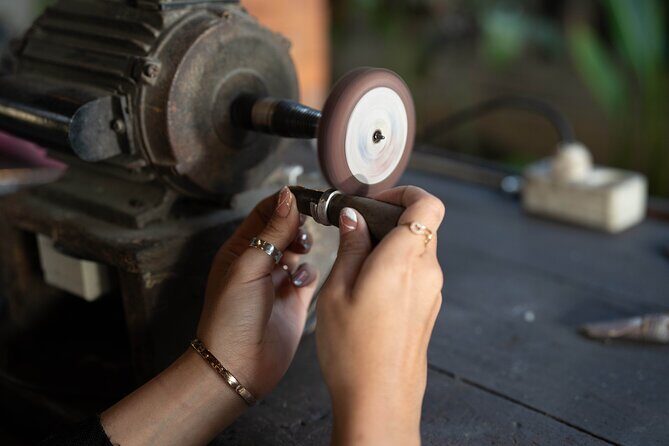 Canggu Silver Jewelry Making Class: Create Unique Silver Jewelry - Meet your instructor and learn the ring-making basics