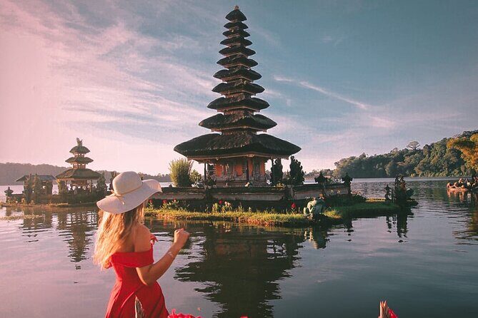 Celukan Bawang private North Bali Nature Tour - Ulun Danu Bratan: lake mist and the floating-temple feeling