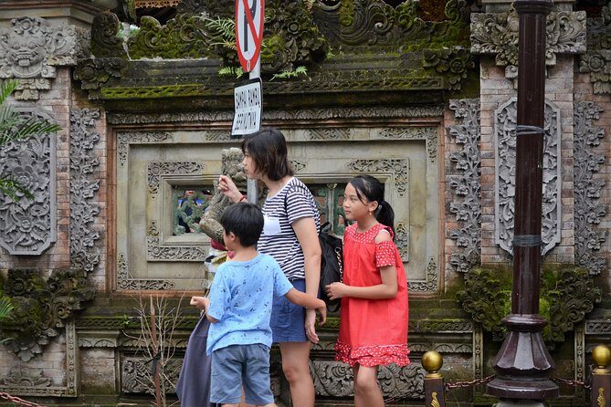 Famous Ubud villlage and Dance Tour with Rice Terrace And Waterfall Visit - Dewa Putu Toris and the painter community stop