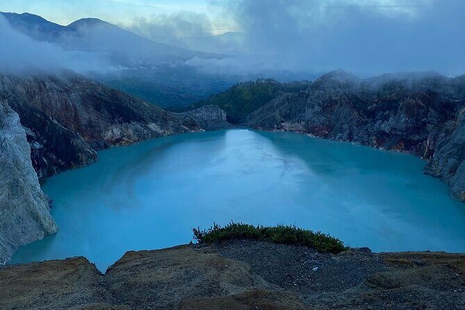 From Bali: 24-Hour Kawah Ijen Blue Flames, Dinner & Room - Small-group hiking (max 10): easier to manage on a tough night