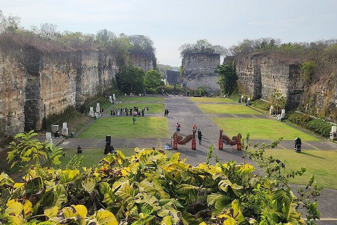 Full Day All Inclusive Uluwatu South Bali Private Tour - Stop 4: Uluwatu Temple on a 70-meter cliff (and the monkey rules)