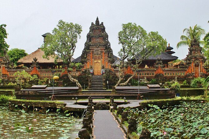 Full-Day Highlights and Best of Ubud Village - Saraswati Temple in Ubud: Pura Taman Saraswati and Balinese design details