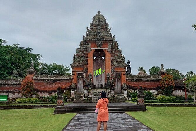 Half-Day Private Tour to Tanah Lot and Bali Royal Temple - Tanah Lot’s seafront setting: why it feels different