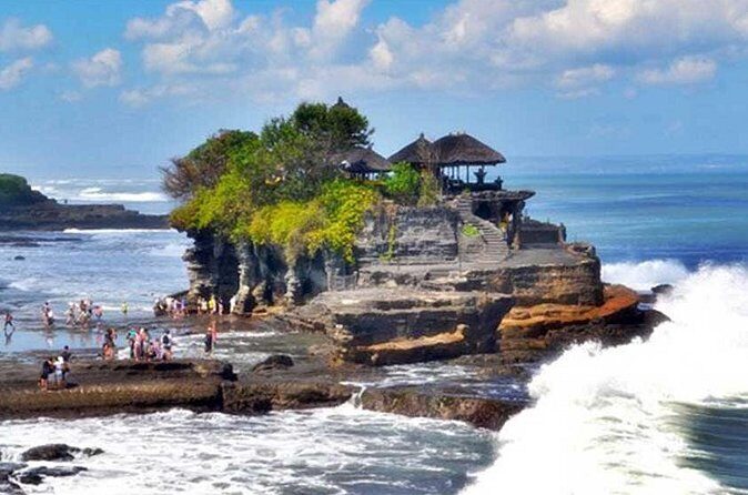 Half Day Tour: Tanah Lot Sunset & Taman Ayun Temple Included Entrance Ticket - Tanah Lot Temple: sea-temple views and why you need the right mindset