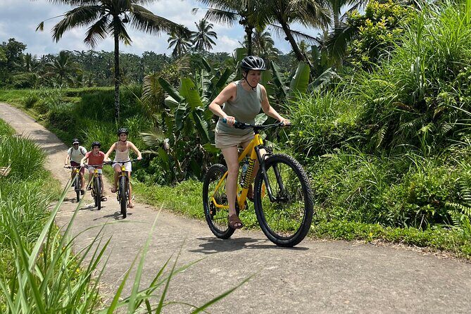 Kintamani Down Hill Cycling - Bikes, helmets, and guiding style (Eka and Niko)