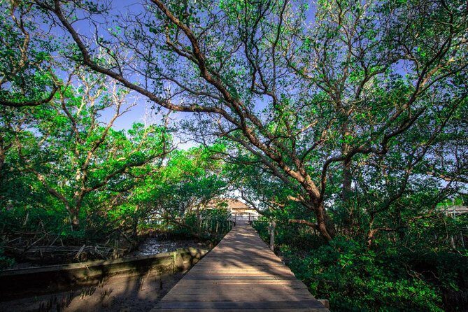 Kuta Beach eBike Private Tour - Stop 3: Satria Gatotkaca Statue area and the food-street reality