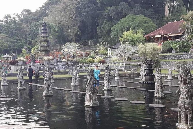 Lempuyang Tour : Heaven gate, Tirta Gangga, Goa Raja waterfall - Goa Raja waterfall and its spring pool: the “cool down” stop