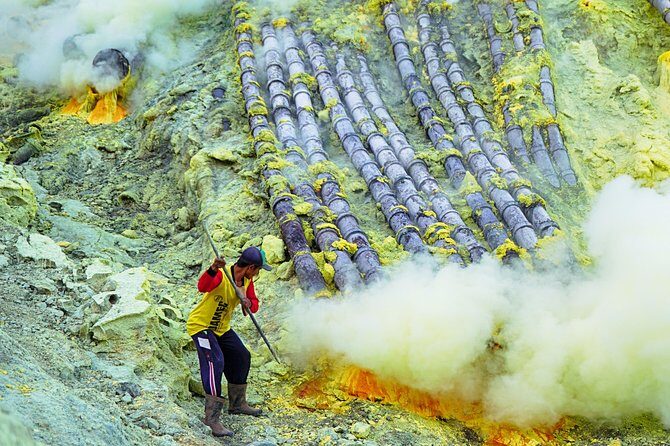 Mount Ijen Blue Flame Tour from Bali - Acid lake sunrise: the 6am view you’ll likely remember