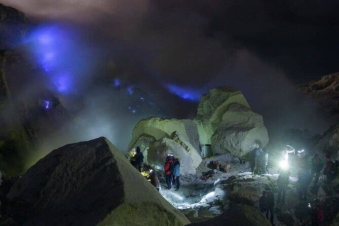Mount Ijen Volcanic Crater Overnight Trip from Bali - The Ijen Crater hike: guided night trekking and the gas mask moment