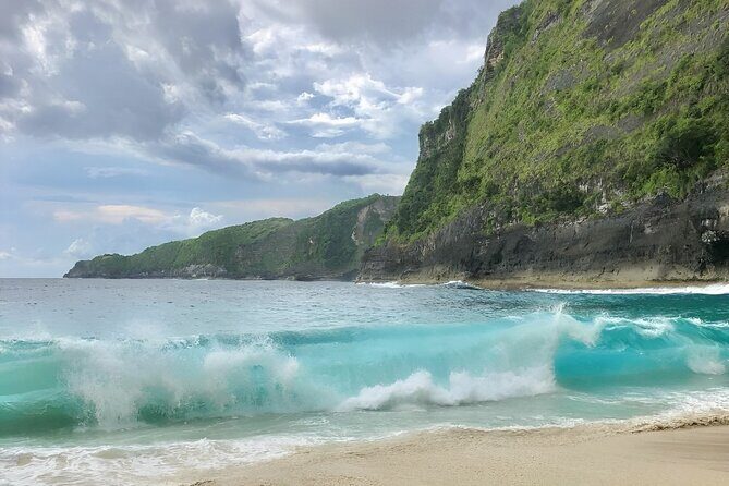Nusa Penida Day Tour Kelingking Broken and Angels Bay - Kelingking Beach and its T-Rex cliff: the hour that steals the show