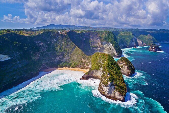 Nusa Penida Private Tour Package All Inclusive - East Coast Variety: Atuh Beach, Molenteng Tree House, and the Raja Lima Trek