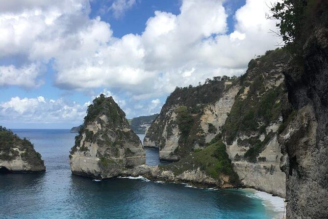 Nusa Penida Tour - Crystal Bay: clear water, and the snorkeling/scuba crowd factor