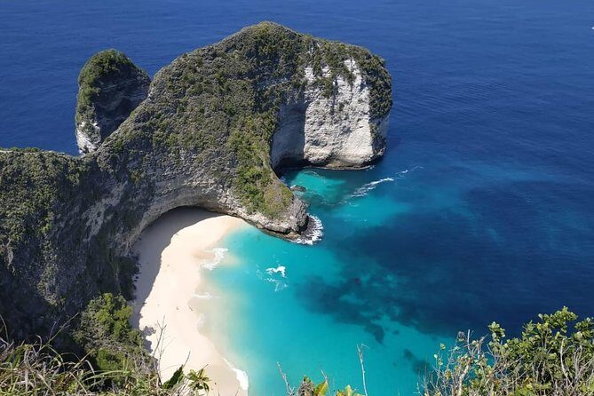 Nusa Penida Tour - Kelingking Beach: the dinosaur head view comes with a steep reality check