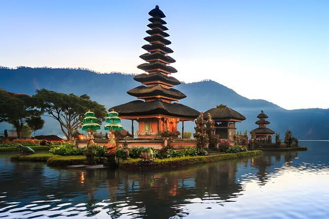 One Day Jatiluwih UNESCO, Ulun Danu Beratan, Banyumala Waterfall - Handara Gate and Twin Lakes Wanagiri: Quick Photos and Cooler Air