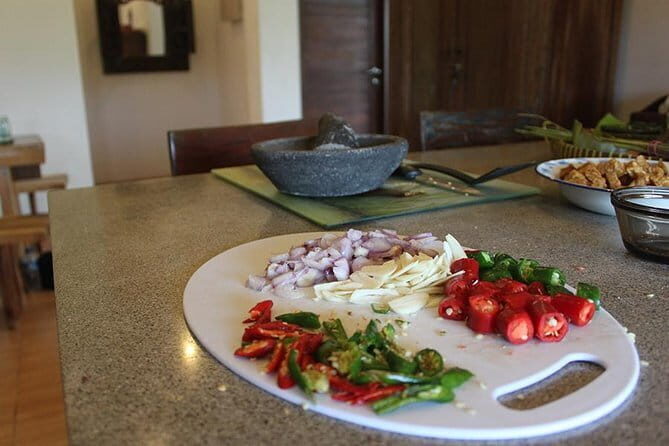 Private Javanese Cooking Class with Dotty in Tumbak Bayuh, Canggu - Meet Dotty: trilingual family stories and hands-on teaching