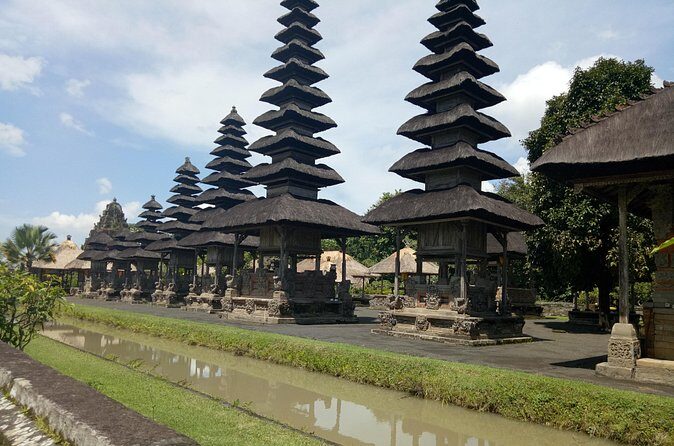 Private Tour: Leke-Leke Waterfall, Handara gate & Iconic Temples - Ulun Danu Beratan Temple: the floating-lake moment