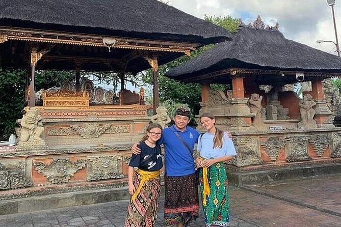 Private Tour To Tibumana Waterfall, rice terraces & Jungle Swing - Ubud Palace and the art market: where the day turns local