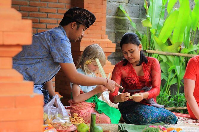 Private Tour: Ubud Day Tour with Traditional Offering Lesson - Sacred Monkey Forest Sanctuary: what to expect in the green sanctuary