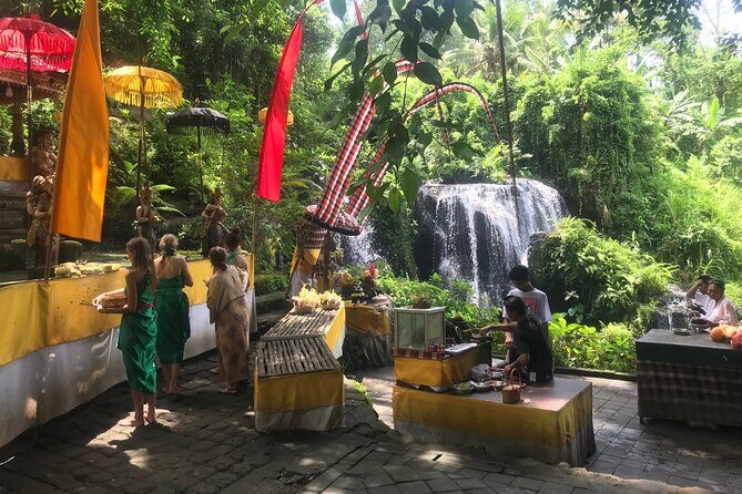Purification Holy Bath at Beji Gria Waterfall - The walk and timing: why you should plan a “wet but comfortable” day