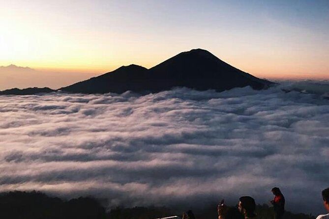 Sunrise mount batur trecking all inclusive - Your private guide and the climb to the crater rim