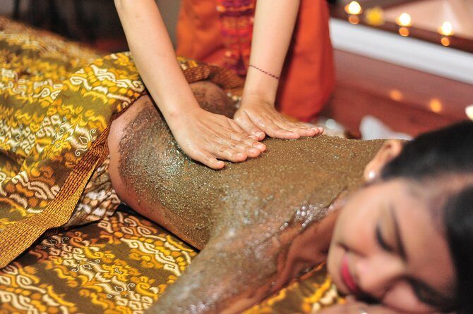 Sweet Dream Couple Treatment by ANJALI SPA - Flower-strewn milk jacuzzi with wine: the romantic payoff