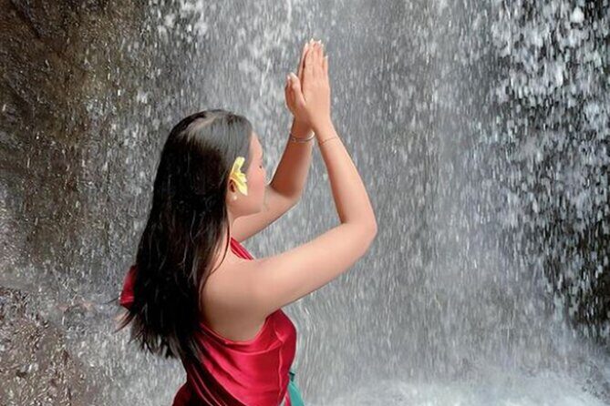 Taman Beji Griya Waterfall Tranquil Purification Ceremony - Coffee, tea, and young coconut: simple comfort between prayer and photos