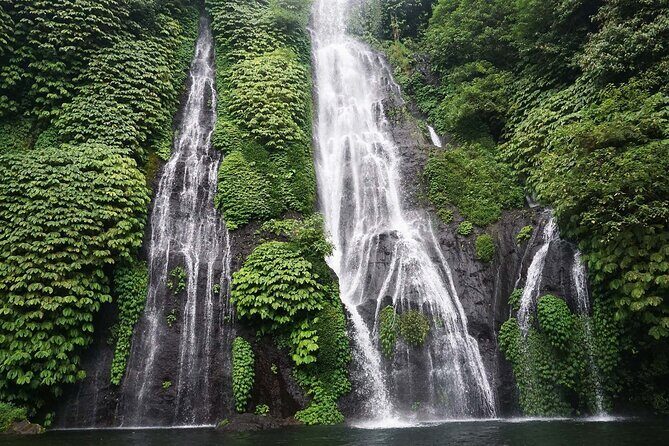 Tanah Lot and North Bali Tour: Scenic Journey - Ulun Danu Beratan: temple-on-the-lake feels like a postcard
