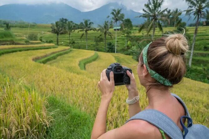 Tanah Lot, Jatiluwih Rice Terrace and Waterfall Day Tour - Ulun Danu Lake Beratan Temple: Dewi Danu and mountain-backed lake views
