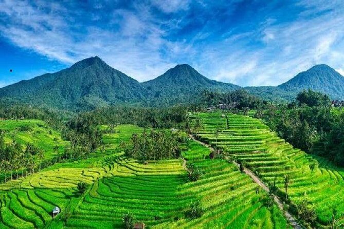 Tanah Lot - Jatiluwih (UNESCO) - Beratan lake -Hidden hill (Wanagiri)-FREE WI-FI - Stop 1: Tanah Lot, the sea temple with strong photo pull