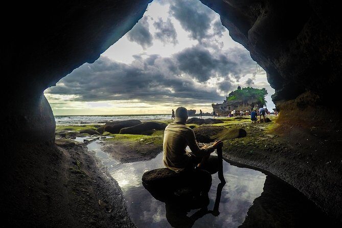 Tanah Lot Temple, Waterfall & Ubud Tour (Private & All-Inclusive) - Kanto Lampo Waterfall: black rocks and a quick photo window