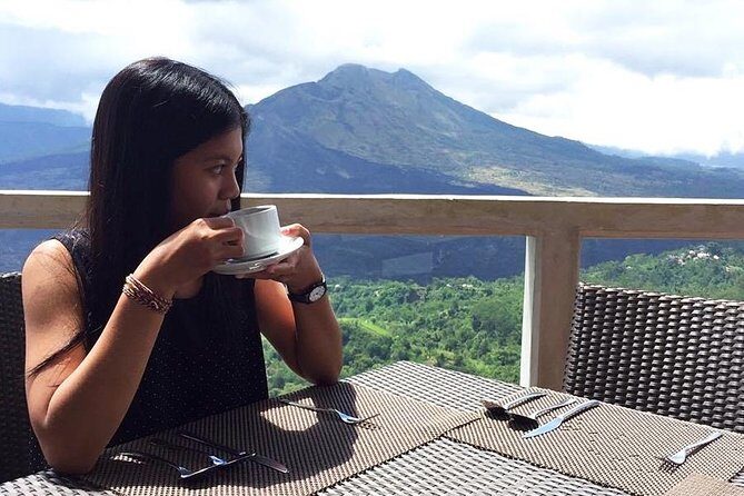 The Amora Bali Kintamani Resto with Mount Batur View - The meal setup: what the all-you-can-eat buffet really feels like